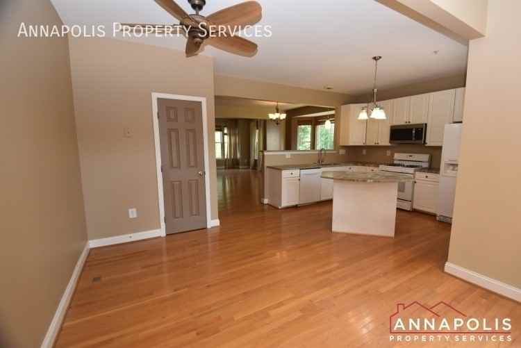 888 Stonehurst Ct - Photo 4 of 34