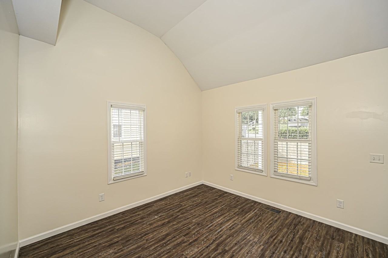 107 Walker St - Photo 7 of 17