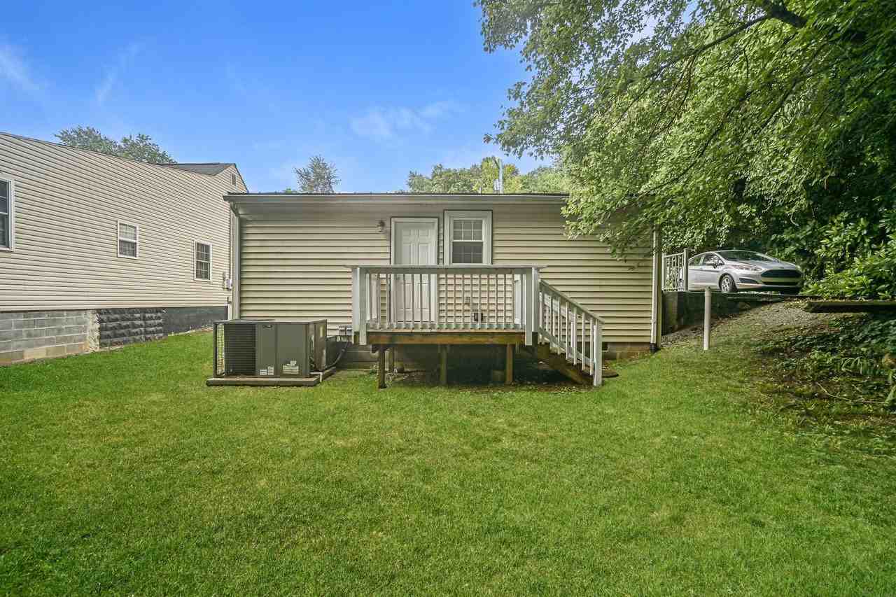 107 Walker St - Photo 5 of 17