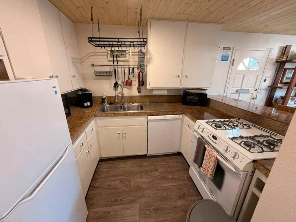 822 Island Ct - Photo 7 of 37