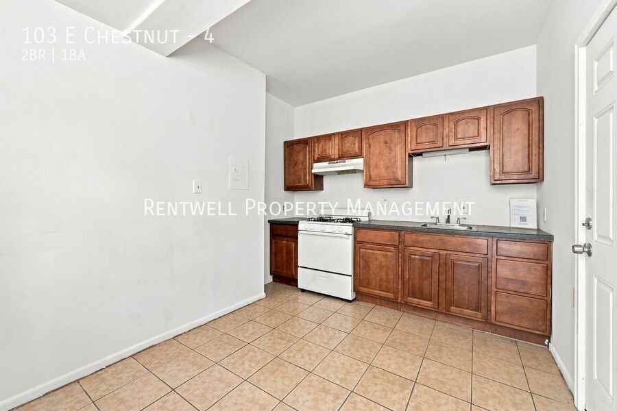 103 E Chestnut St #4 - Photo 3 of 17