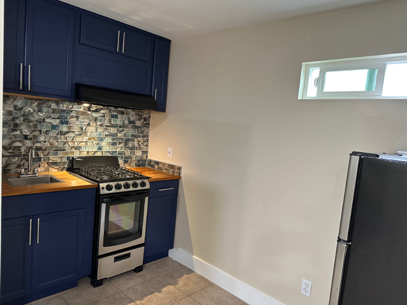941 2nd St #B - Photo 3 of 8