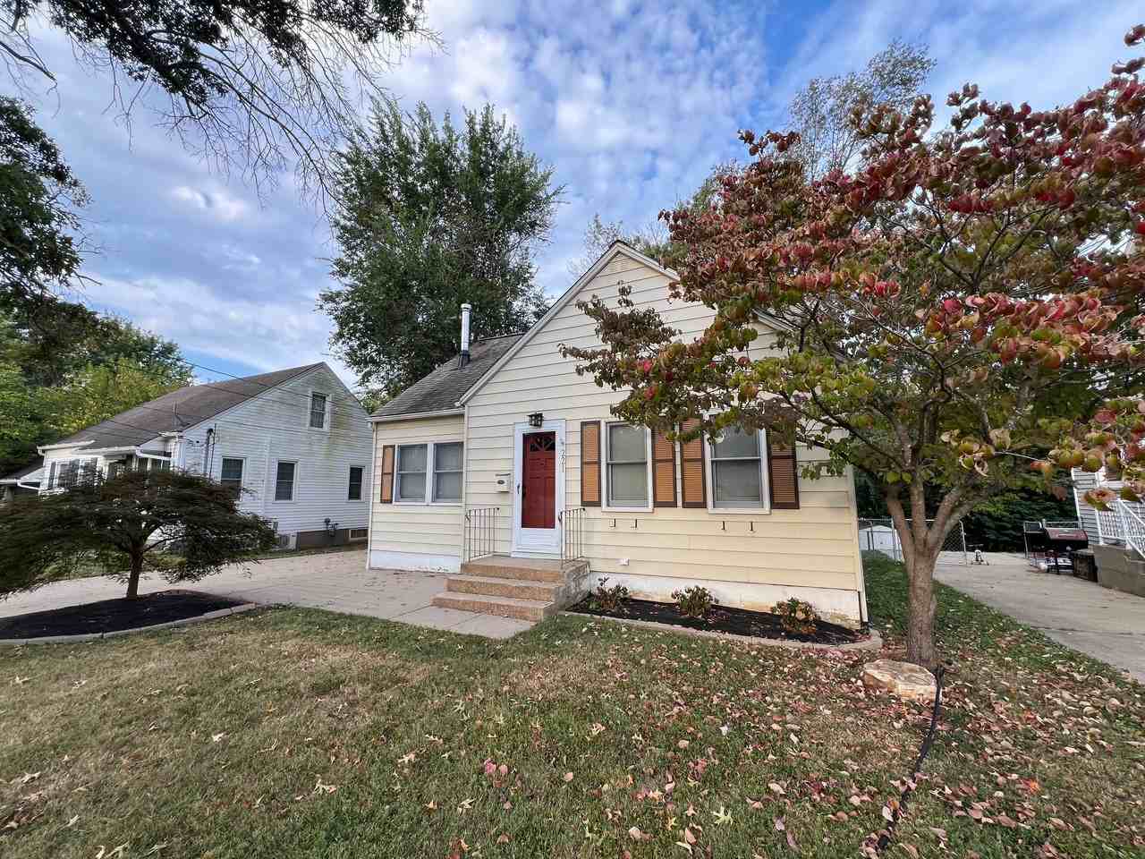 221 Henderson St - Photo 2 of 34