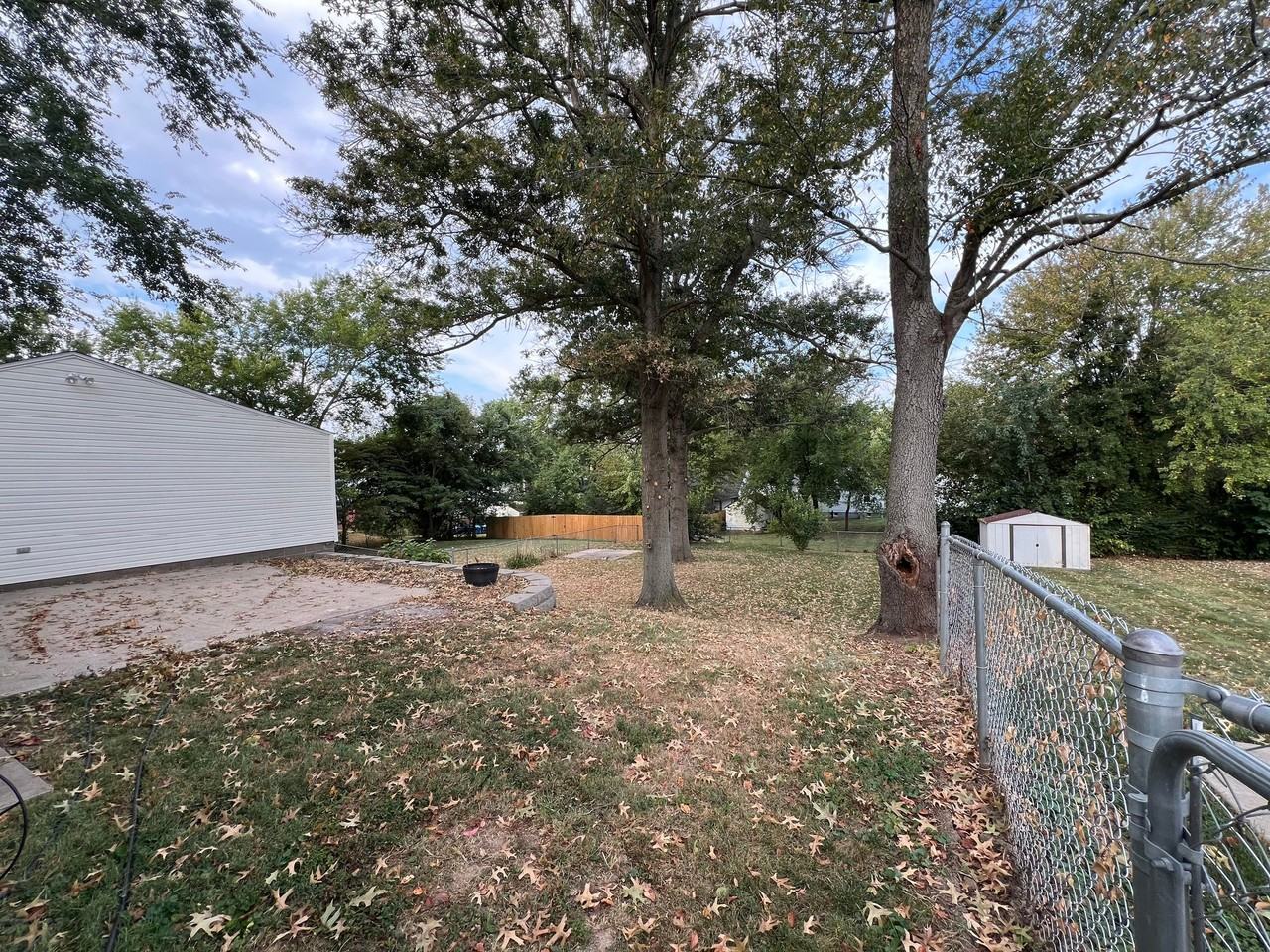 221 Henderson St - Photo 3 of 34