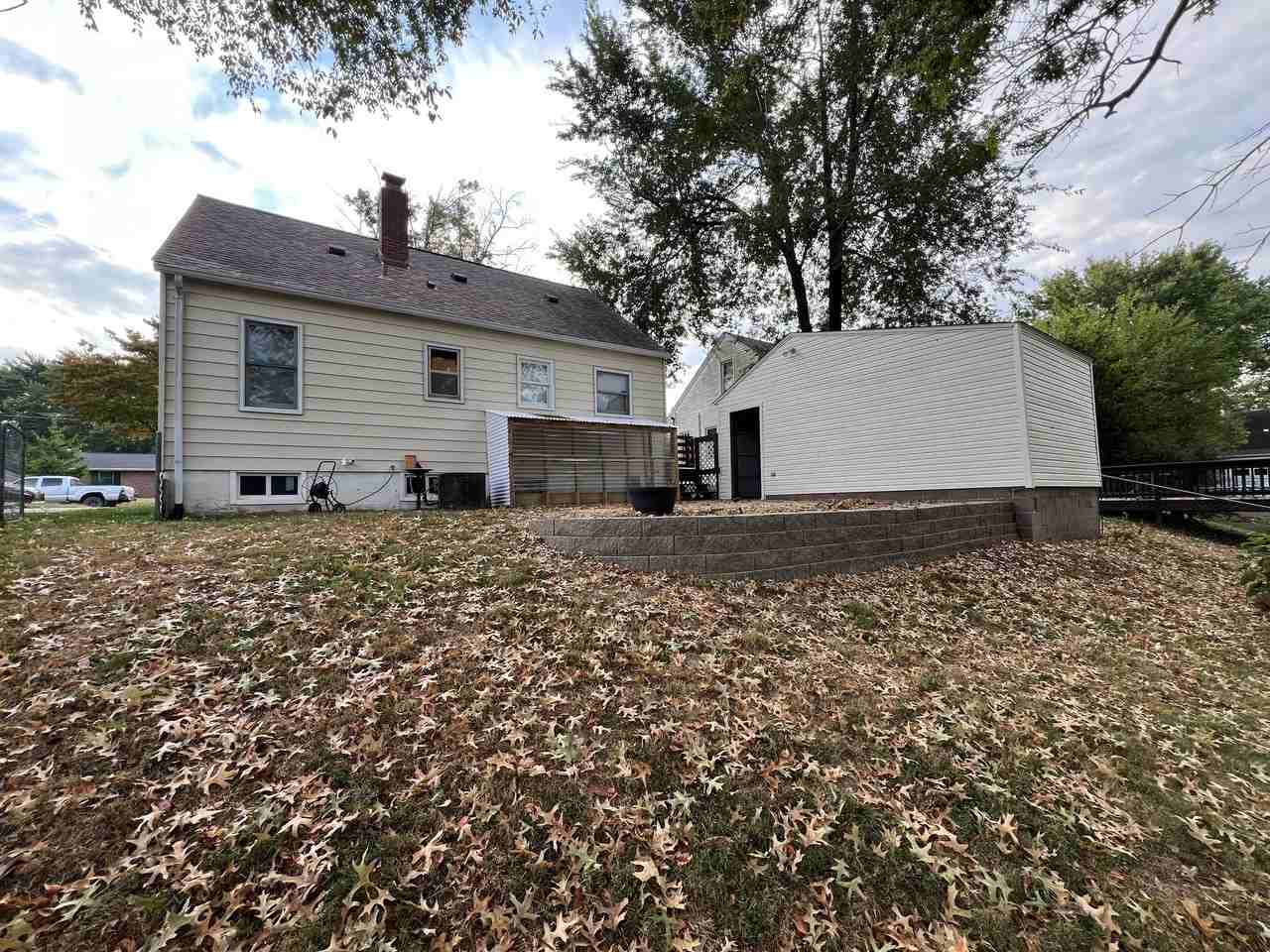 221 Henderson St - Photo 4 of 34