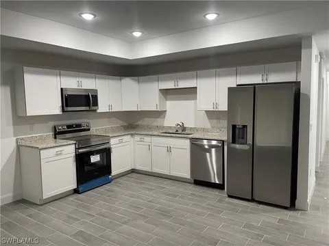 320 320/322 Ivan Ave S #322 - Photo 3 of 16
