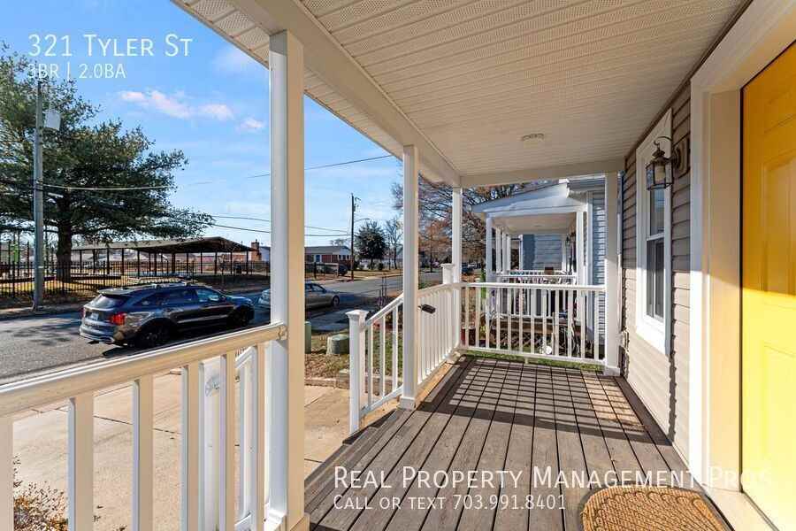 321 Tyler St - Photo 3 of 22