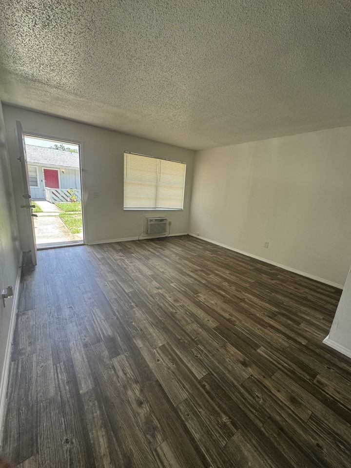 8560 Channelview Cir #A - Photo 3 of 6