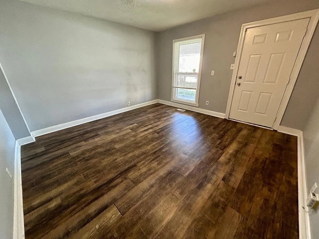 2051 Dollarhide Rd - Photo 3 of 6