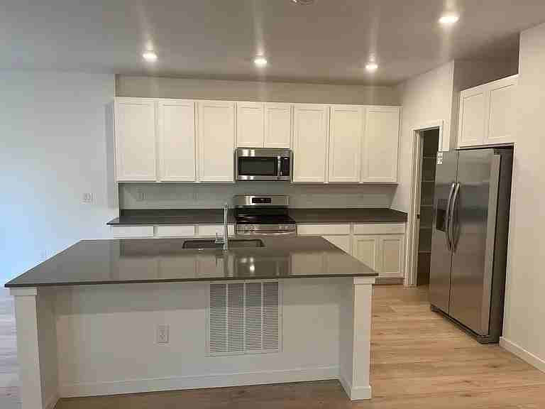 2268 Crescent Cir E - Photo 2 of 18