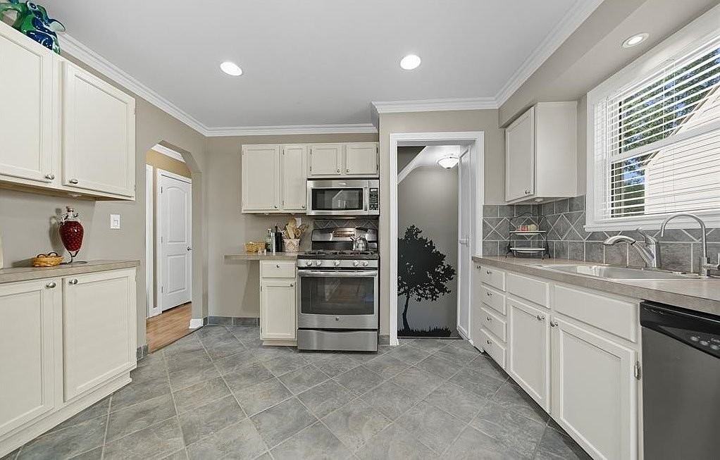 3311 Ellwood Ave - Photo 3 of 17