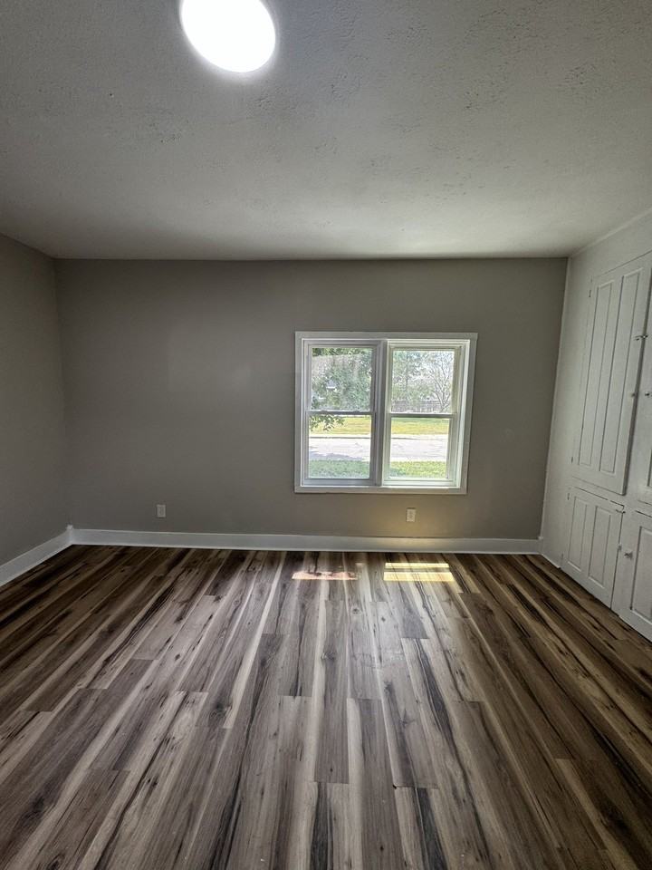 301 N Detroit St - Photo 2 of 16