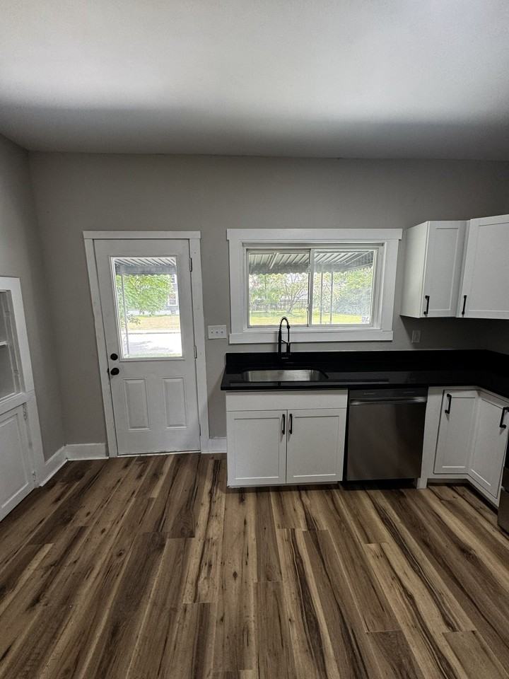 301 N Detroit St - Photo 3 of 16