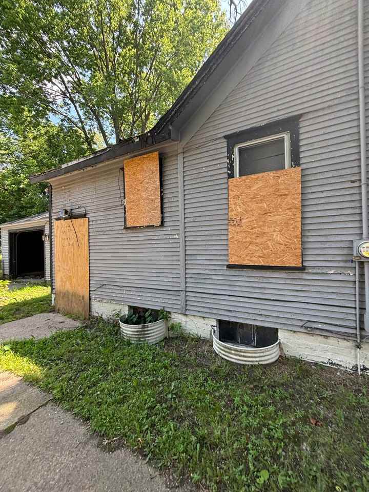 1319 W Aiken Ave - Photo 2 of 19