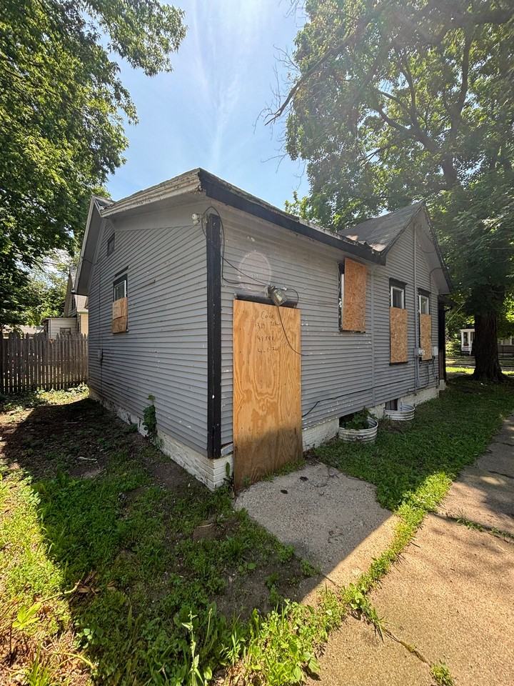 1319 W Aiken Ave - Photo 3 of 19