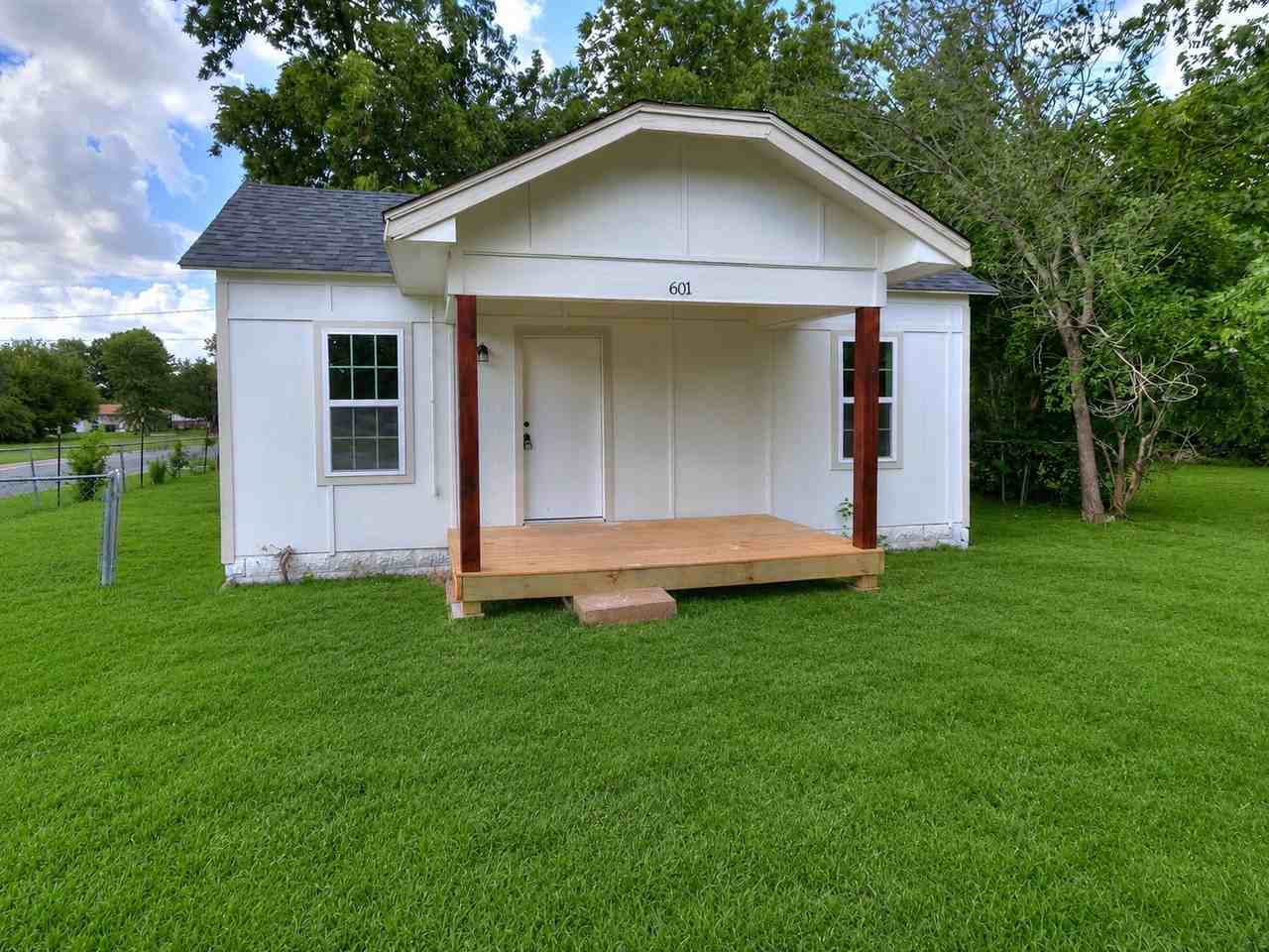 601 Se 35th St - Photo 2 of 20