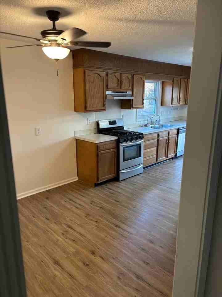 804 Carolyn Dr Se - Photo 2 of 7