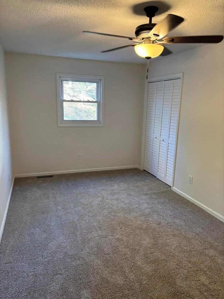 804 Carolyn Dr Se - Photo 3 of 7