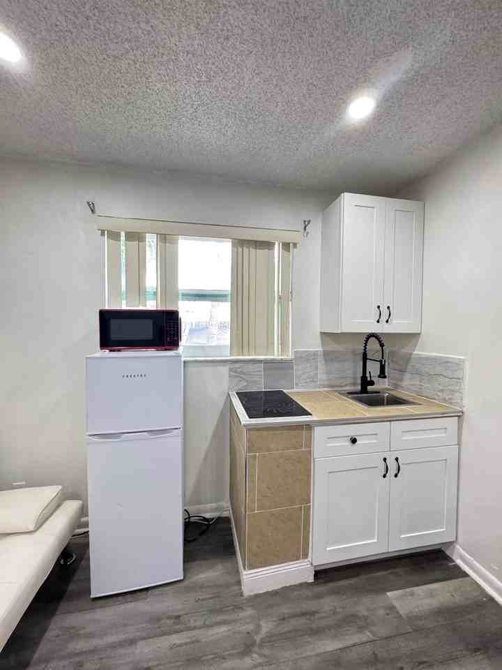 3964 Nw 39th Ave - Photo 5 of 6