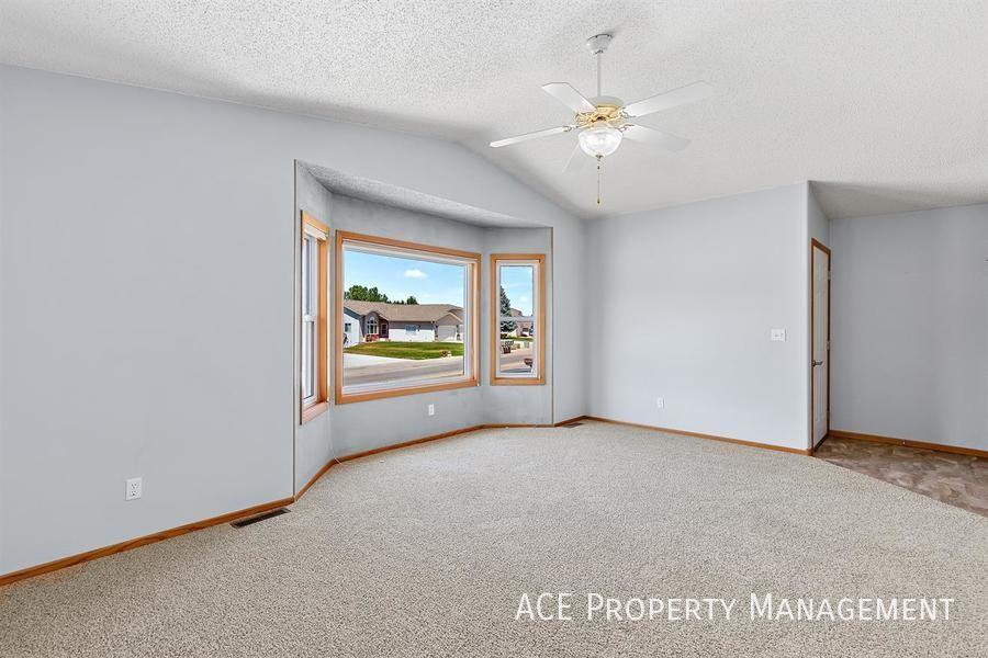 3738 Park Dr - Photo 4 of 10