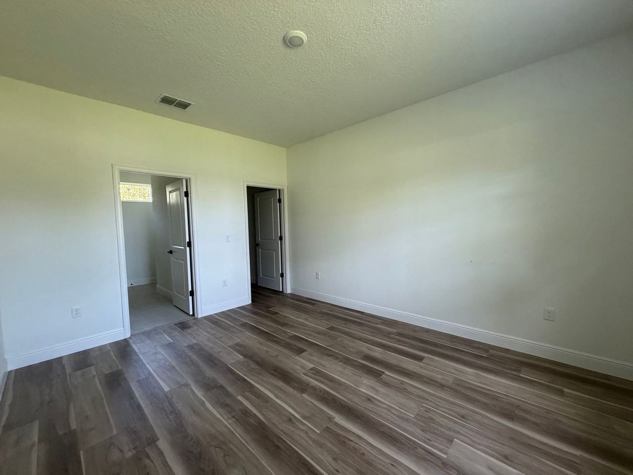 1852 W Quaker Ln - Photo 6 of 38