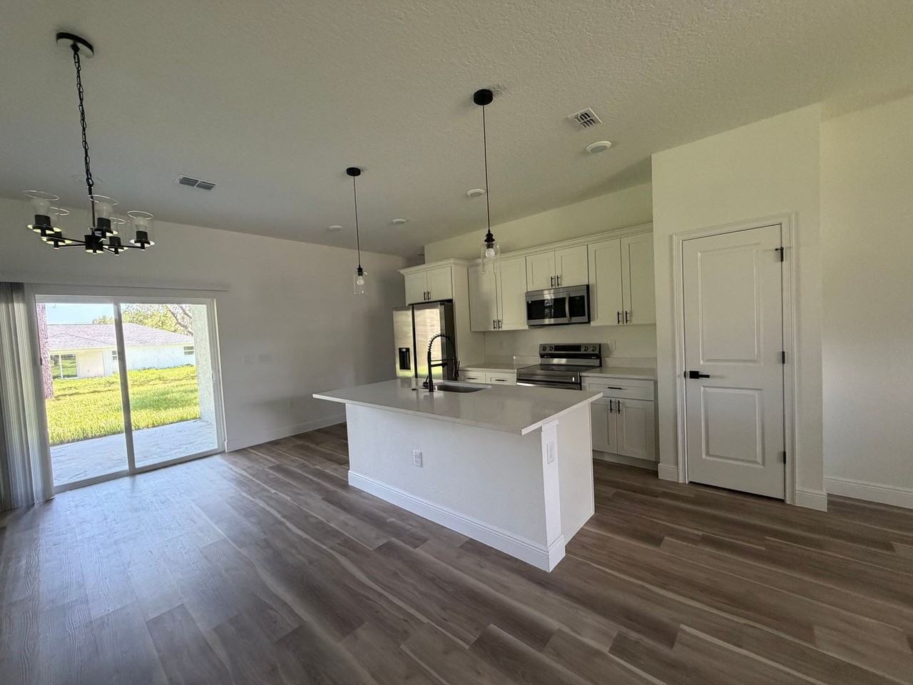 1852 W Quaker Ln - Photo 5 of 38