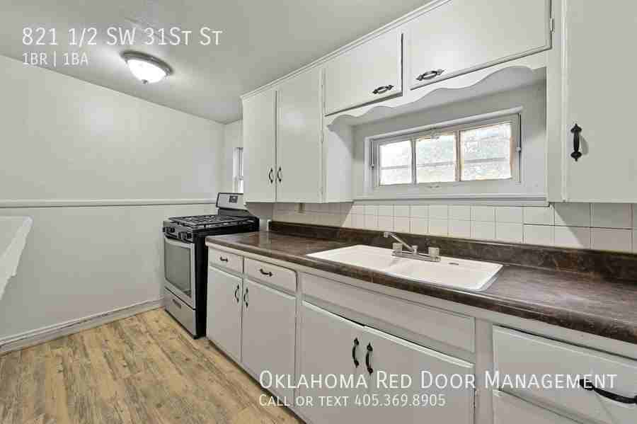 821 1/2 Sw 31st St - Photo 2 of 14