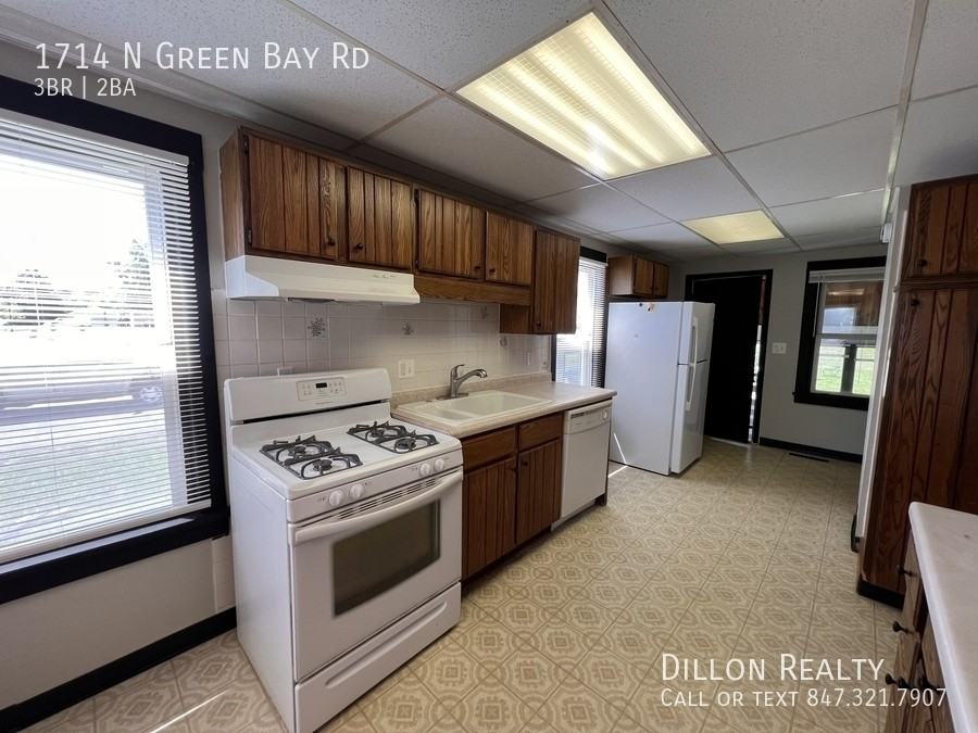 1714 Green Bay Rd - Photo 4 of 15