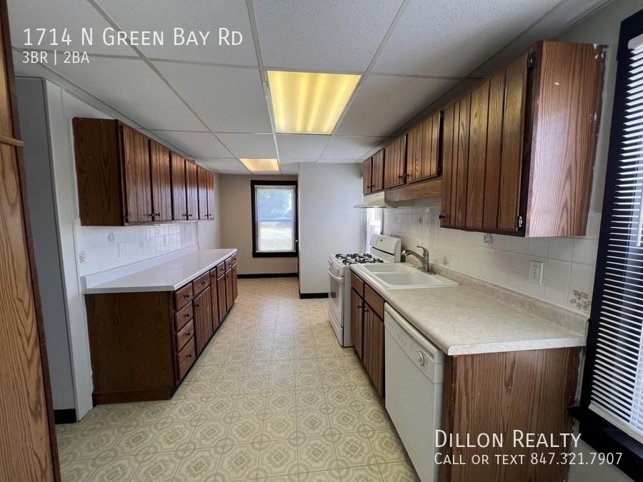 1714 Green Bay Rd - Photo 5 of 15