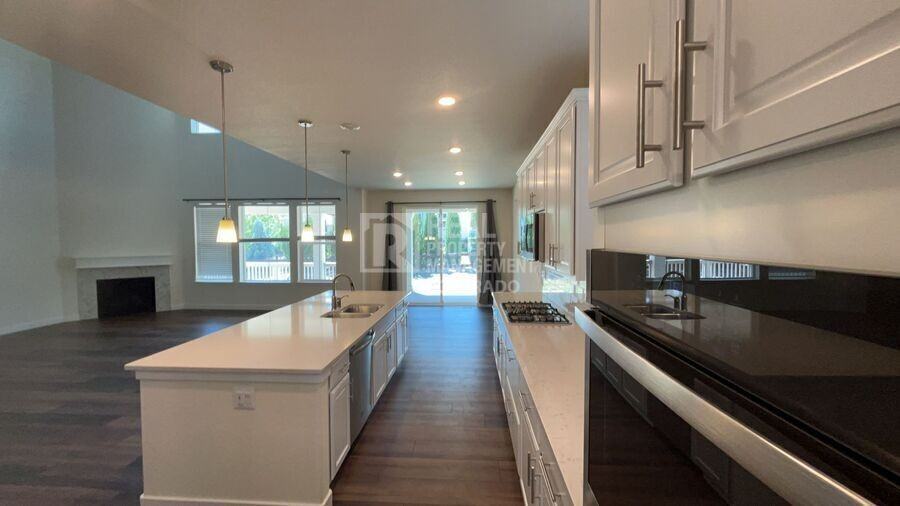 928 Gilpin Cir - Photo 5 of 32