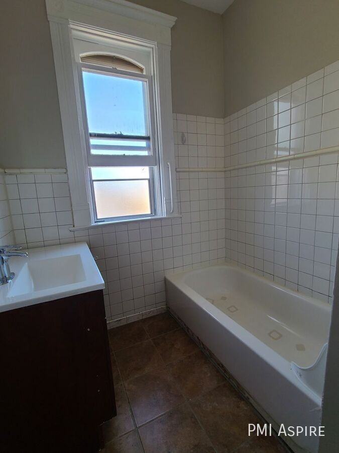 1331 Columbine St #2E - Photo 6 of 9