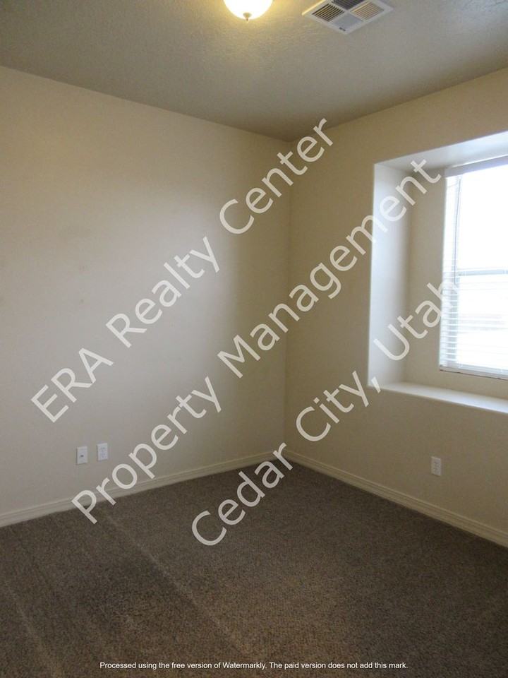497 W 2150 N - Photo 2 of 15