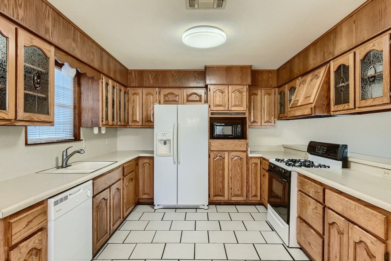 3210 Nantucket Dr - Photo 4 of 11