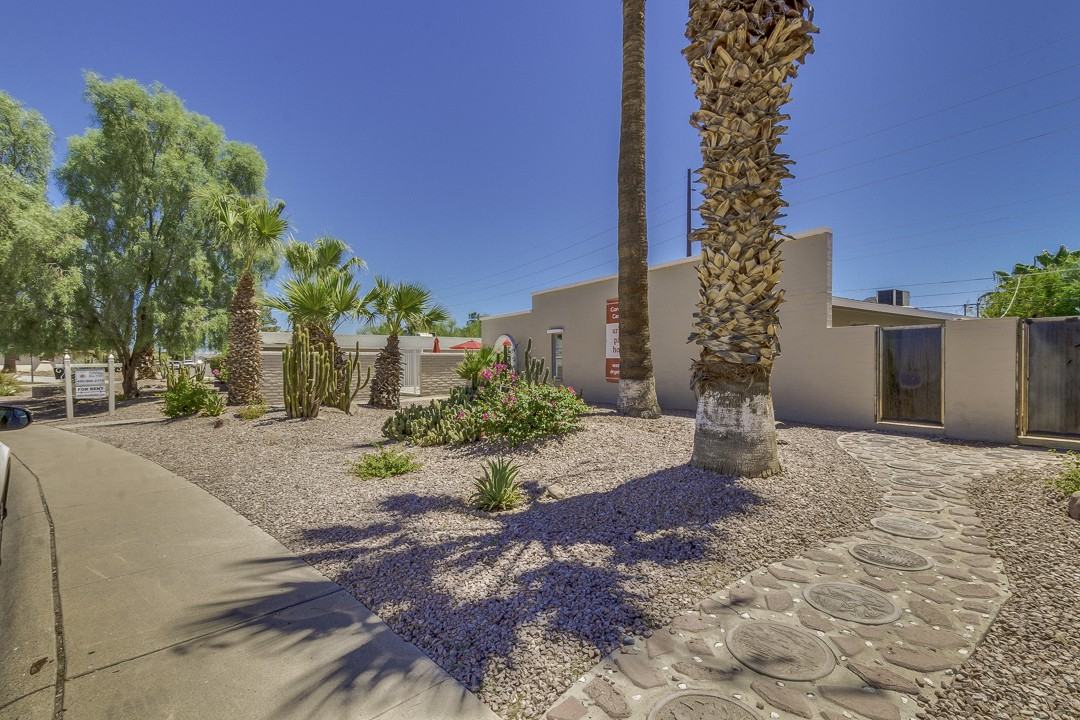 8635 E Coronado Rd - Photo 3 of 32