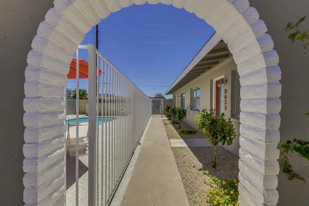 8635 E Coronado Rd - Photo 4 of 32