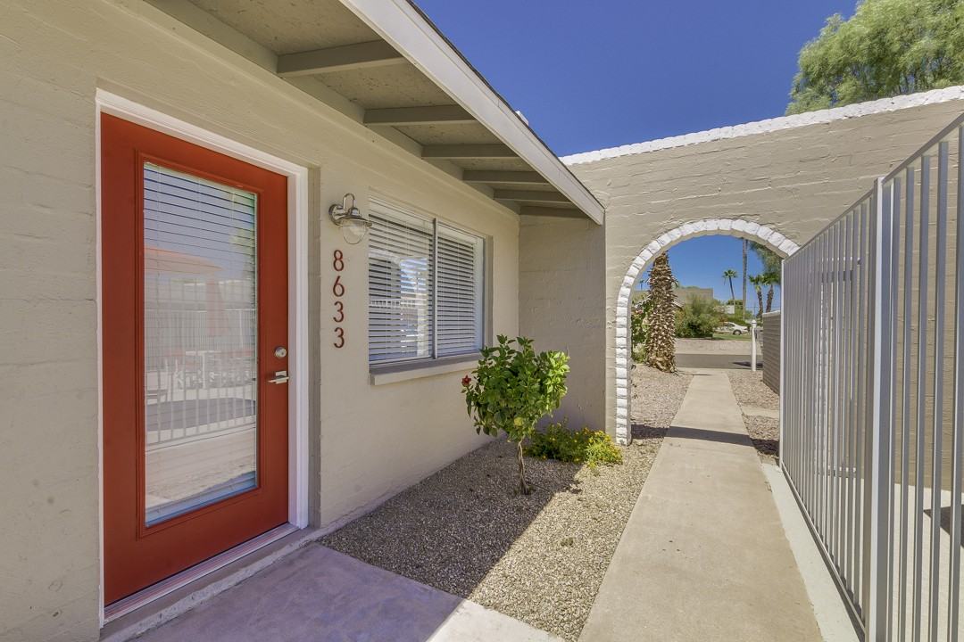 8635 E Coronado Rd - Photo 5 of 32