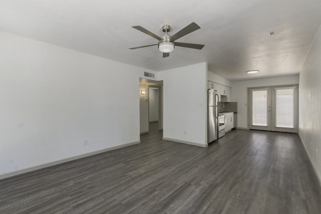 8635 E Coronado Rd - Photo 6 of 32