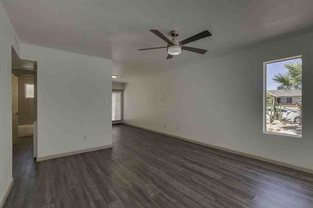 8635 E Coronado Rd - Photo 7 of 32
