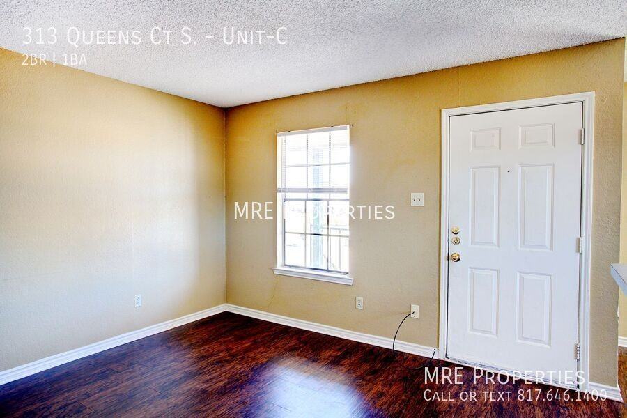 313 Queens Ct S #C - Photo 2 of 11