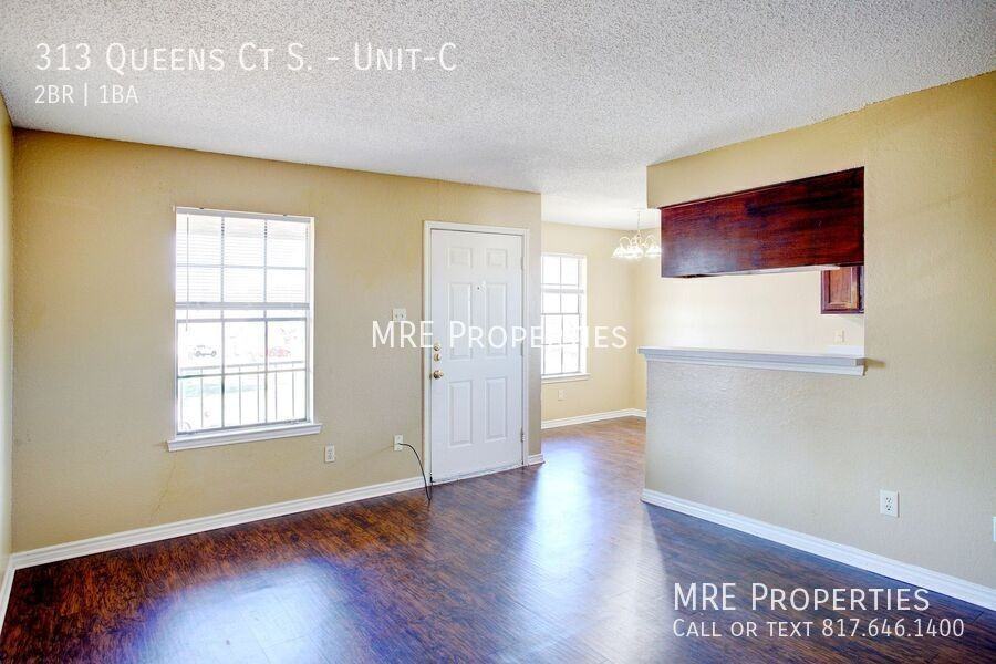 313 Queens Ct S #C - Photo 3 of 11