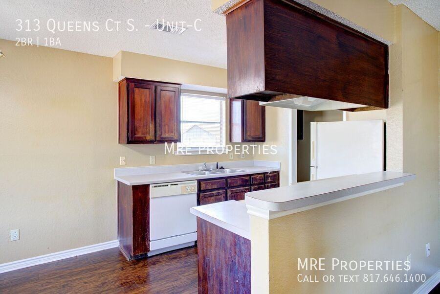 313 Queens Ct S #C - Photo 4 of 11