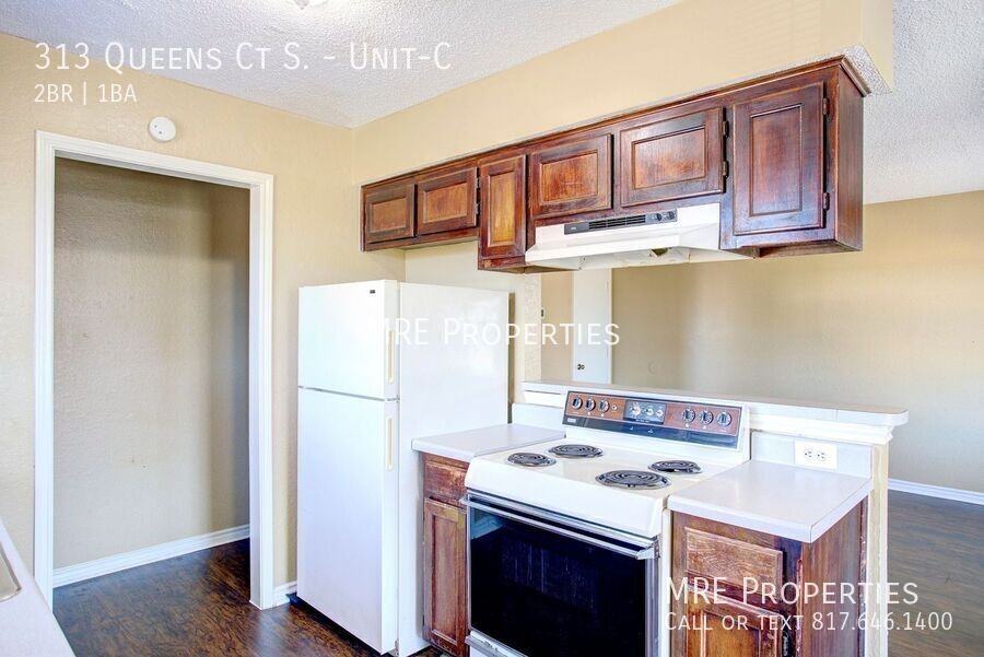 313 Queens Ct S #C - Photo 6 of 11