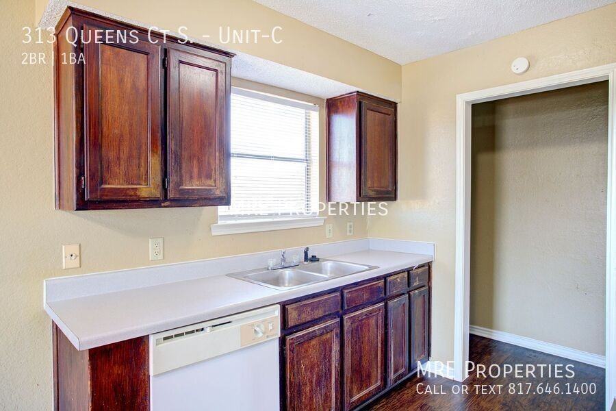 313 Queens Ct S #C - Photo 7 of 11
