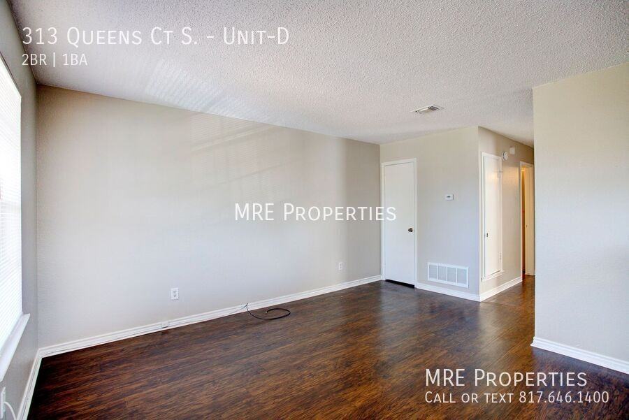 313 Queens Ct S #D - Photo 2 of 13