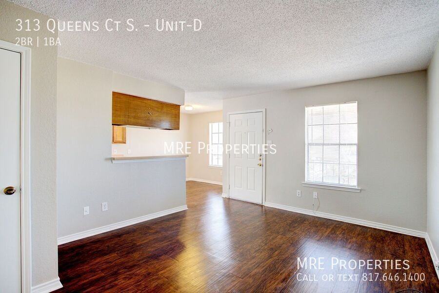 313 Queens Ct S #D - Photo 3 of 13