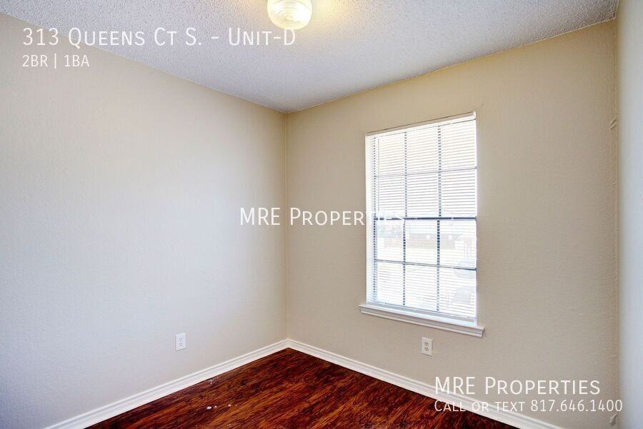 313 Queens Ct S #D - Photo 5 of 13