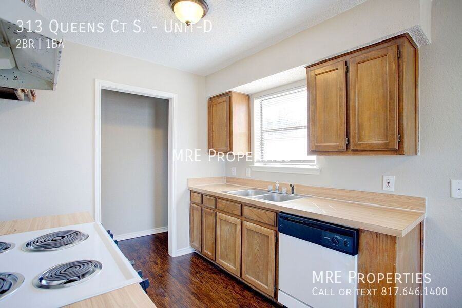 313 Queens Ct S #D - Photo 7 of 13