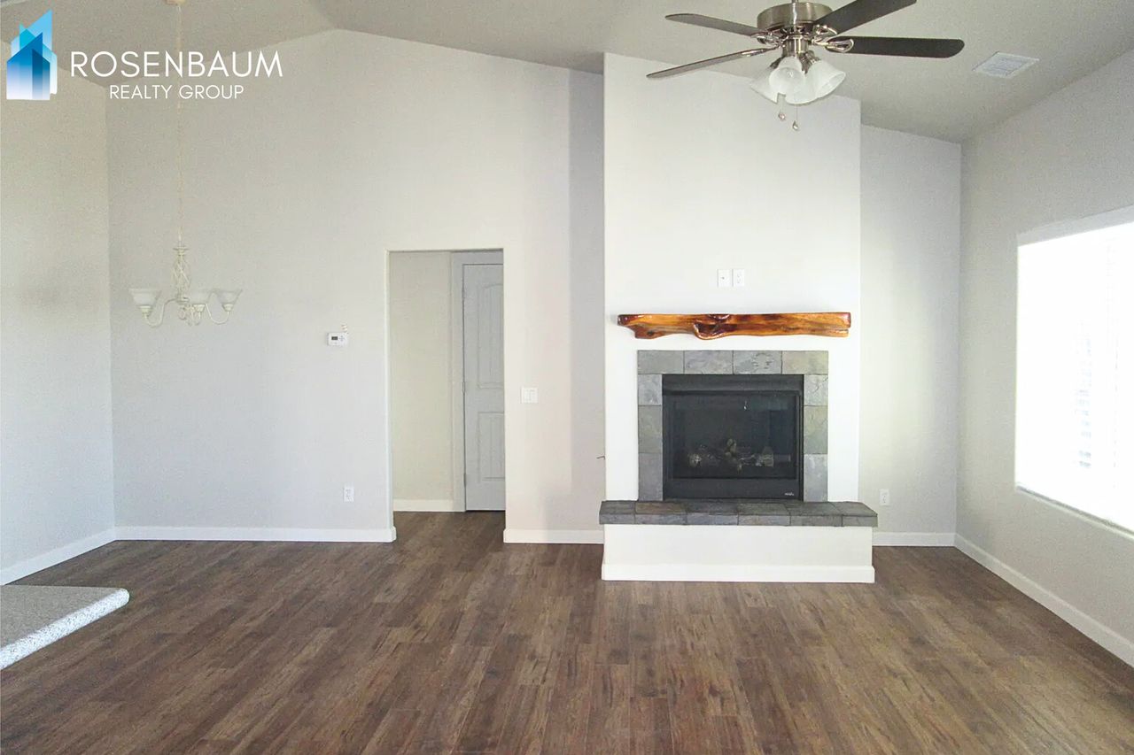 1933 Atlantic Ave - Photo 4 of 16