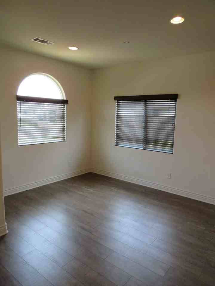 305 Hampton Dr - Photo 4 of 38