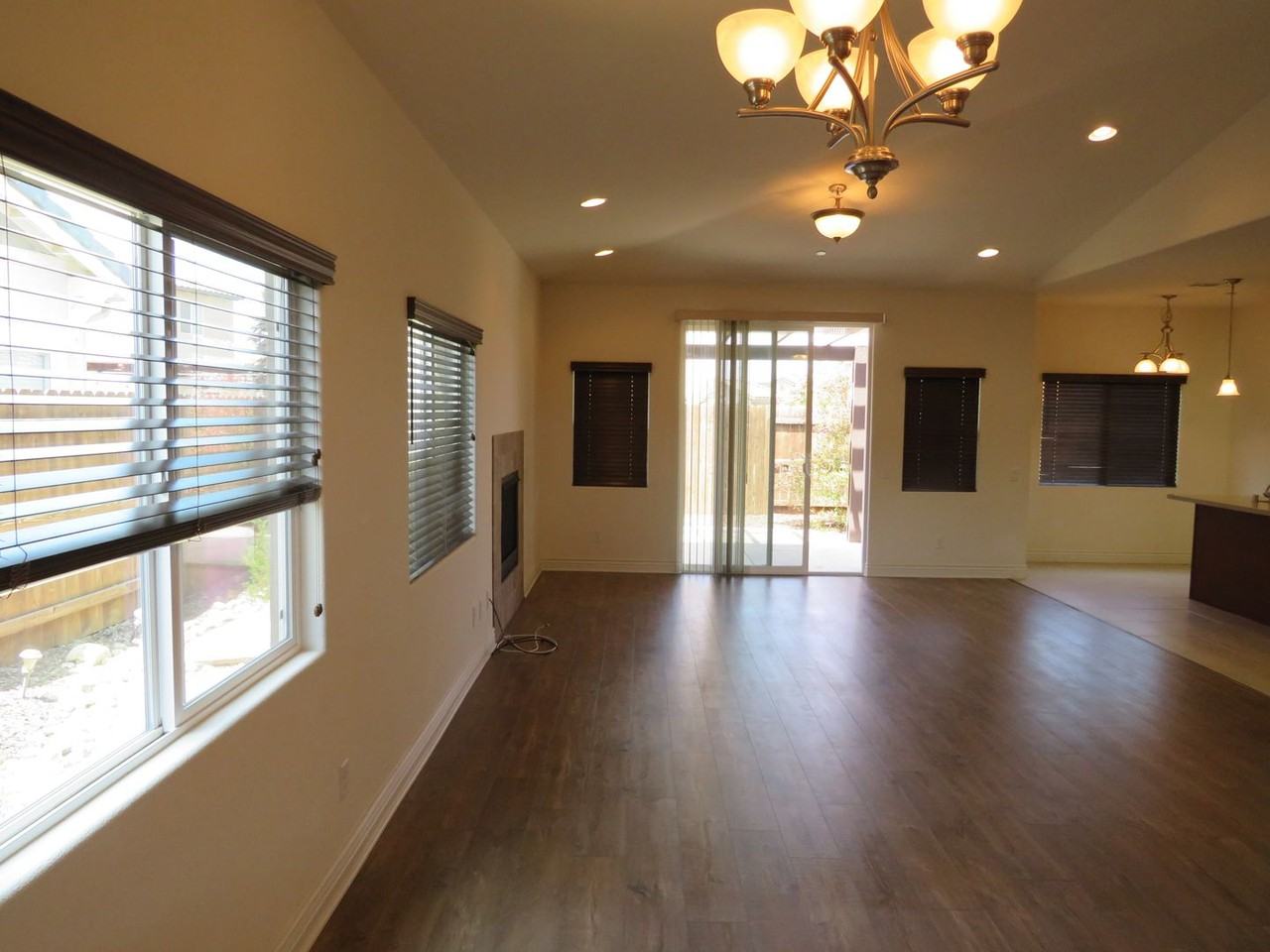 305 Hampton Dr - Photo 6 of 38